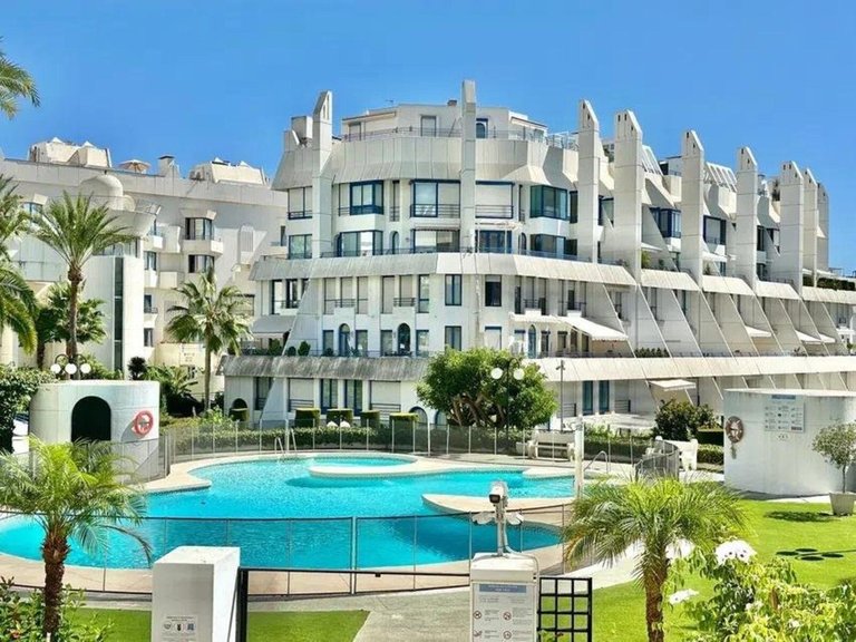 Apartment for Sale in The Golden Mile, Malaga 1