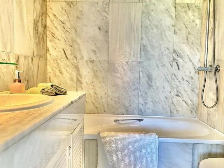 Apartment for Sale in The Golden Mile, Malaga 20