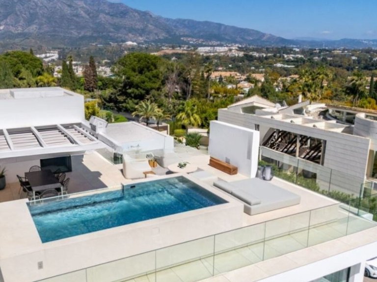Villa for Sale in Nueva Andalucía, Malaga 1