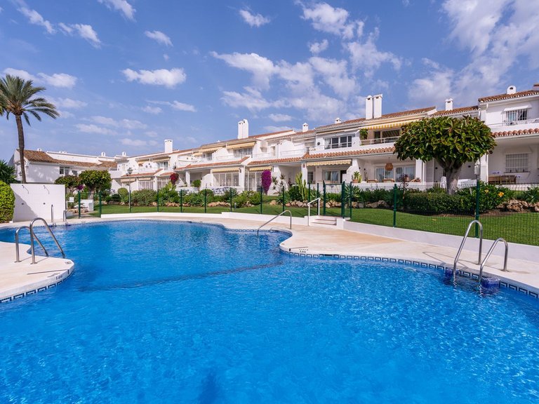 Apartment for Sale in El Paraiso, Malaga 1