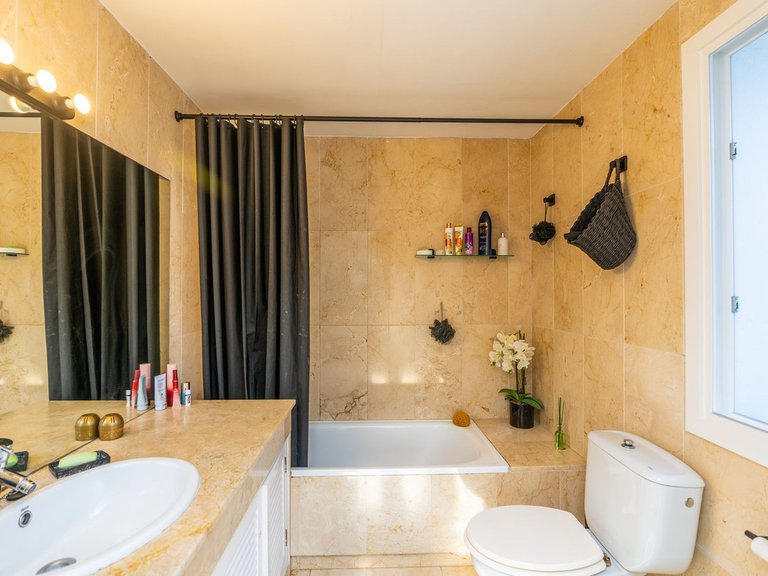 Apartment for Sale in El Paraiso, Malaga 11