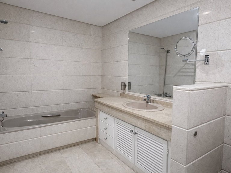 Apartment for Sale in New Golden Mile, Malaga 12