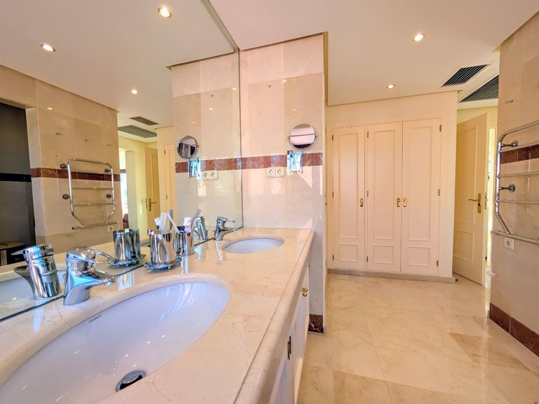 Apartment for Sale in New Golden Mile, Malaga 29
