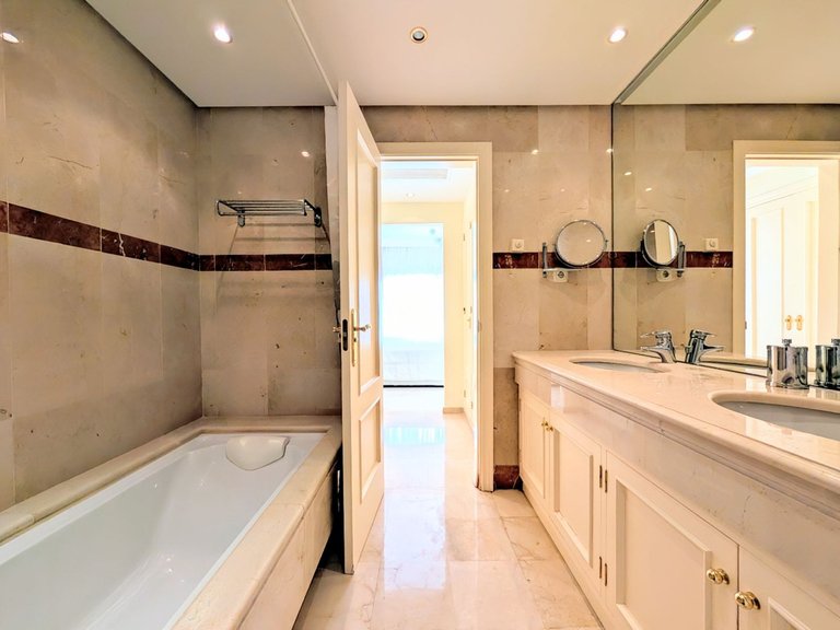 Apartment for Sale in New Golden Mile, Malaga 36