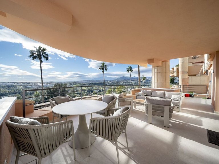 Apartment for Sale in Nueva Andalucía, Malaga 1
