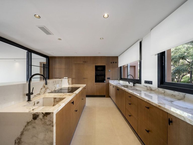 Apartment for Sale in Nueva Andalucía, Malaga 18