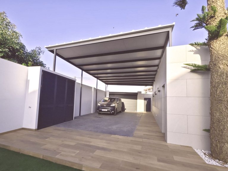 Villa for Sale in El Coto, Malaga 24