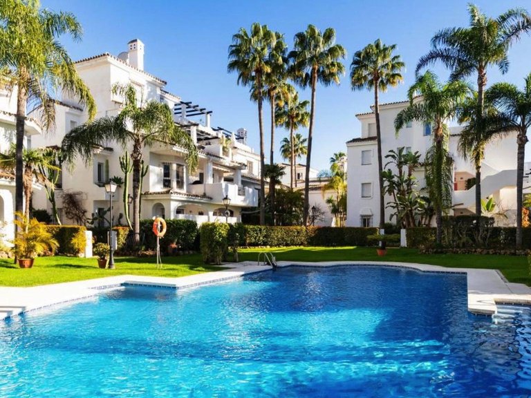 Apartment for Sale in Nueva Andalucía, Malaga 1