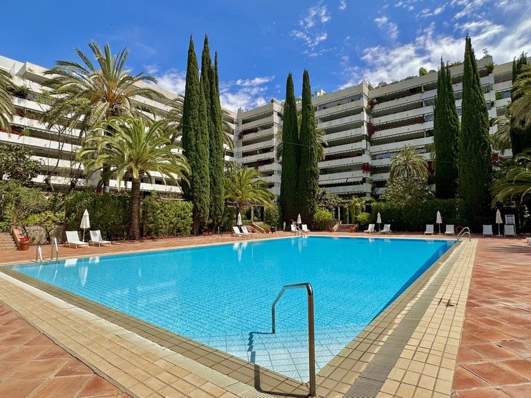 Apartment for Sale in The Golden Mile, Malaga 1