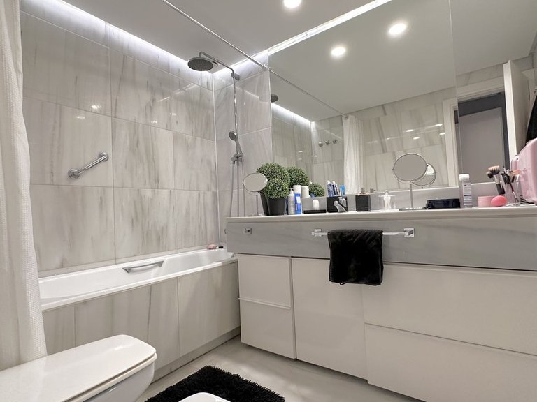 Apartment for Sale in The Golden Mile, Malaga 28