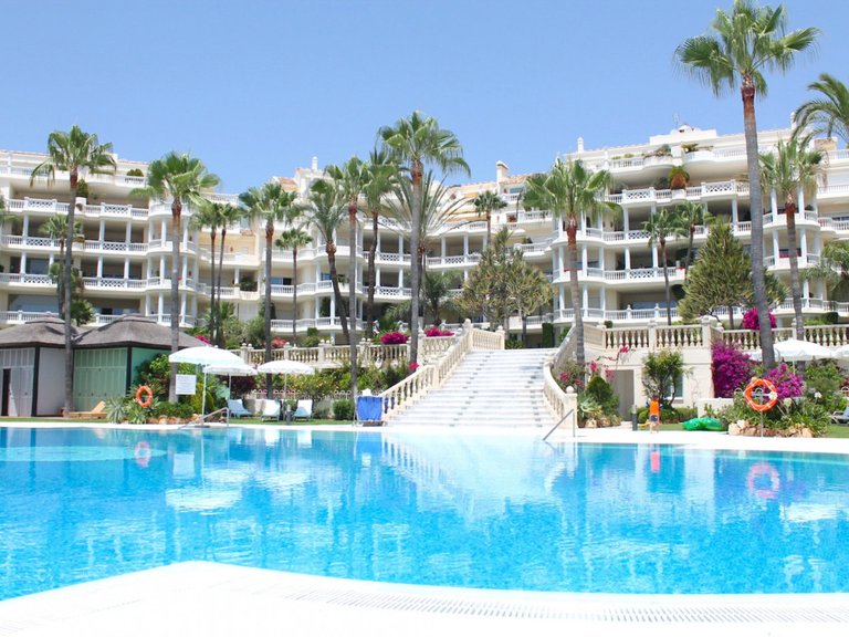 Apartment for Sale in New Golden Mile, Malaga 1