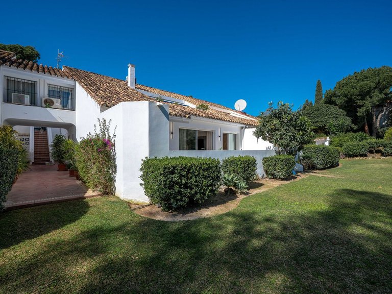 Apartment for Sale in Nueva Andalucía, Malaga 1