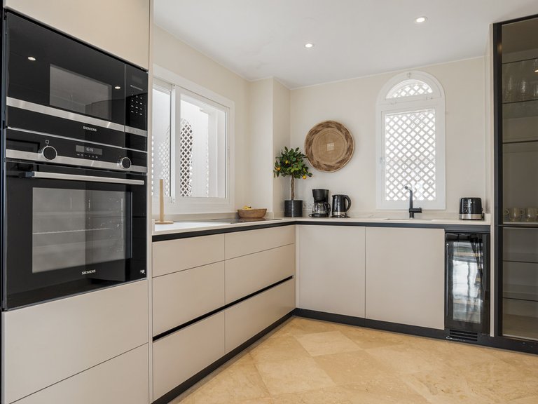 Apartment for Sale in The Golden Mile, Malaga 11