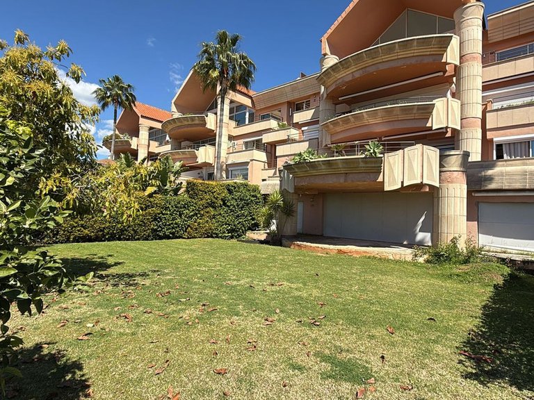 Apartment for Sale in Nueva Andalucía, Malaga 1