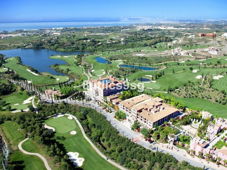 Villa for Sale in Los Flamingos, Malaga 6