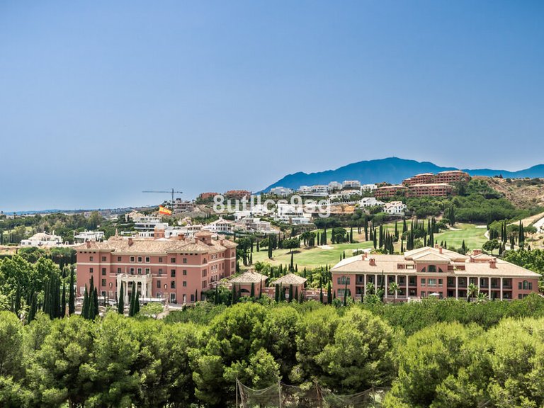Villa for Sale in Los Flamingos, Malaga 8