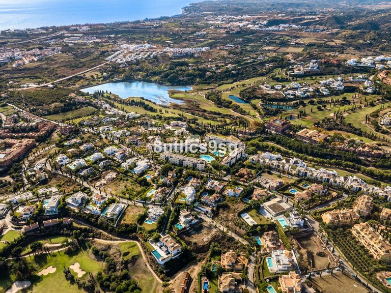 Villa for Sale in Los Flamingos, Malaga 9