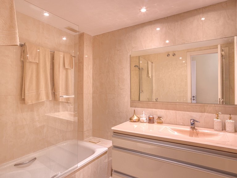 Apartment for Sale in The Golden Mile, Malaga 18