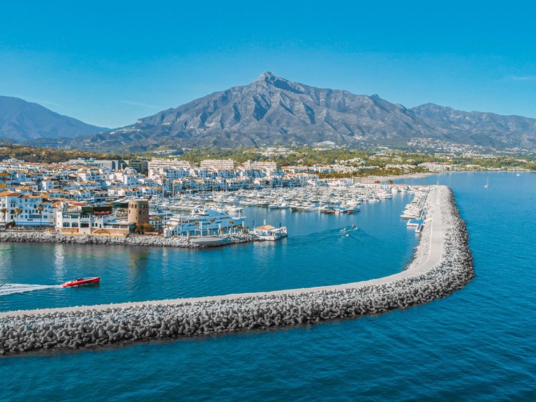 Apartment for Sale in Puerto Banús, Malaga 14
