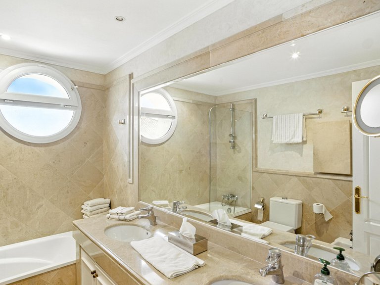 Apartment for Sale in The Golden Mile, Malaga 21