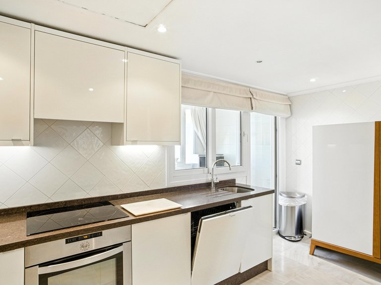 Apartment for Sale in The Golden Mile, Malaga 27