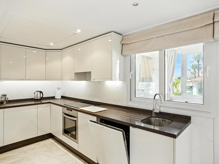 Apartment for Sale in The Golden Mile, Malaga 31