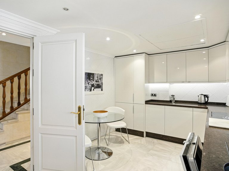 Apartment for Sale in The Golden Mile, Malaga 6