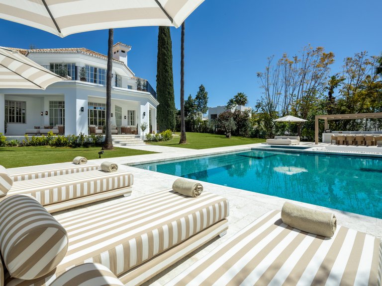 Villa for Sale in Costa del Sol Nueva Andalucía, Malaga 1