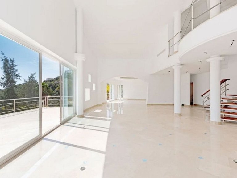 Villa for Sale in Los Almendros, Malaga 11