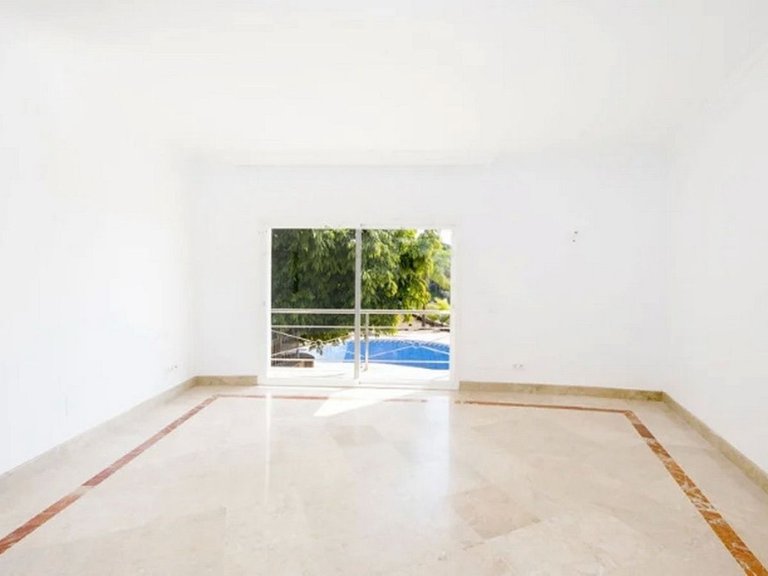 Villa for Sale in Los Almendros, Malaga 18
