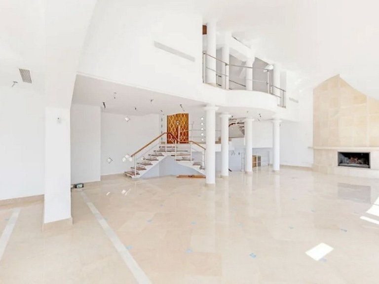 Villa for Sale in Los Almendros, Malaga 3