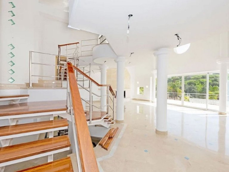 Villa for Sale in Los Almendros, Malaga 31