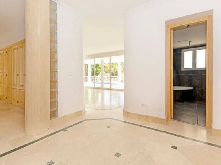 Villa for Sale in Los Almendros, Malaga 38