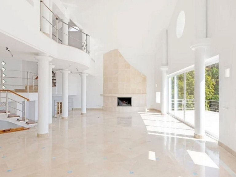 Villa for Sale in Los Almendros, Malaga 7