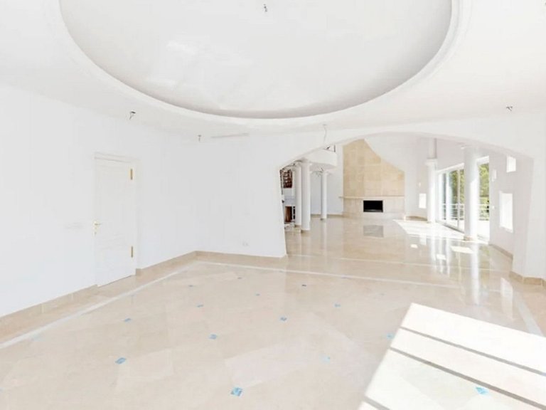 Villa for Sale in Los Almendros, Malaga 8