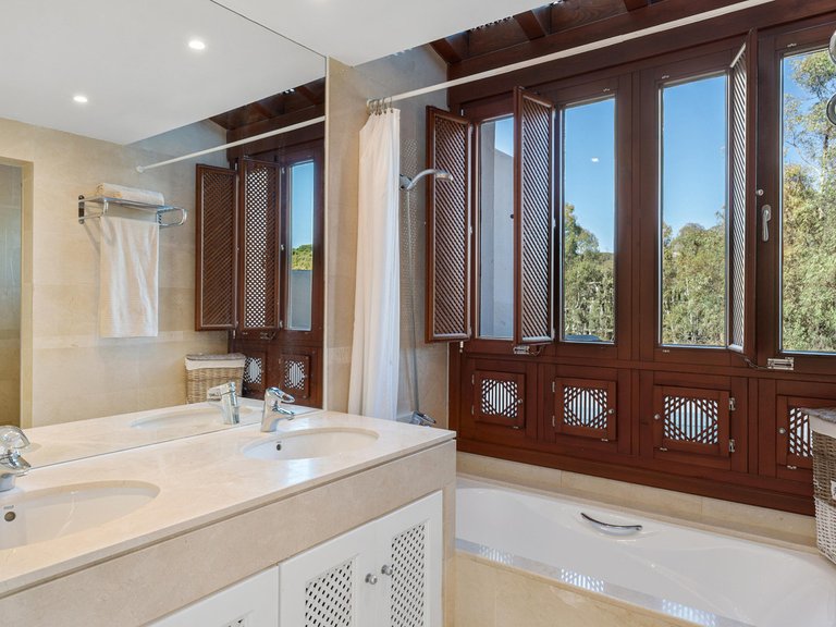 Apartment for Sale in Nueva Andalucía, Malaga 18