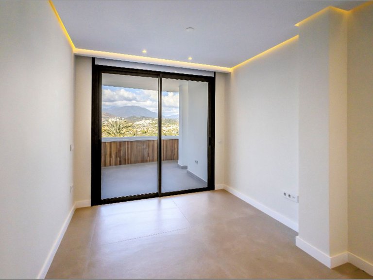 Apartment for Sale in Nueva Andalucía, Malaga 11