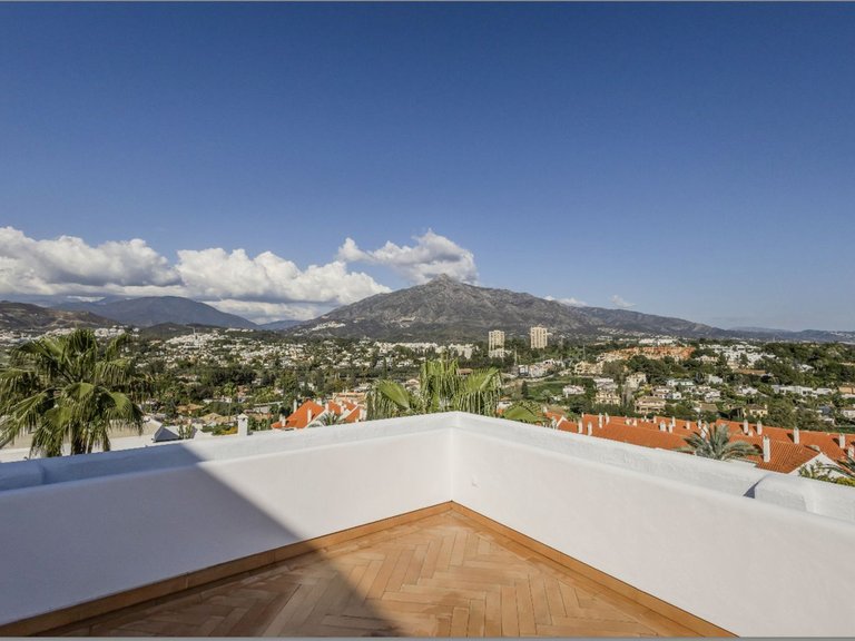Apartment for Sale in Nueva Andalucía, Malaga 18