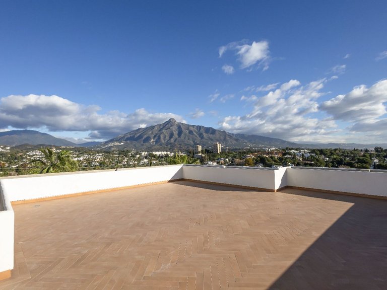 Apartment for Sale in Nueva Andalucía, Malaga 19