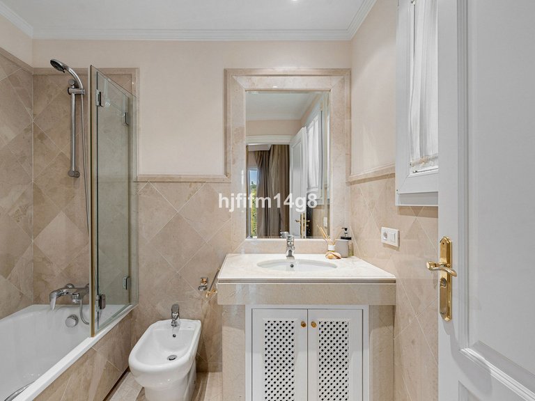 Apartment for Sale in Nueva Andalucía, Malaga 18