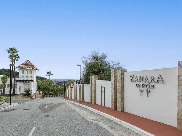 Villa for Sale in Istán, Malaga 28