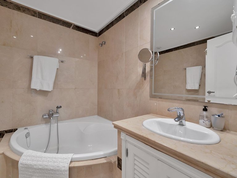 Apartment for Sale in New Golden Mile, Malaga 29