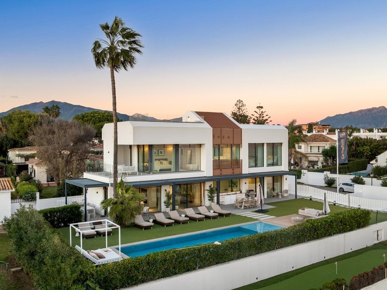 Villa for Sale in New Golden Mile, Malaga 1
