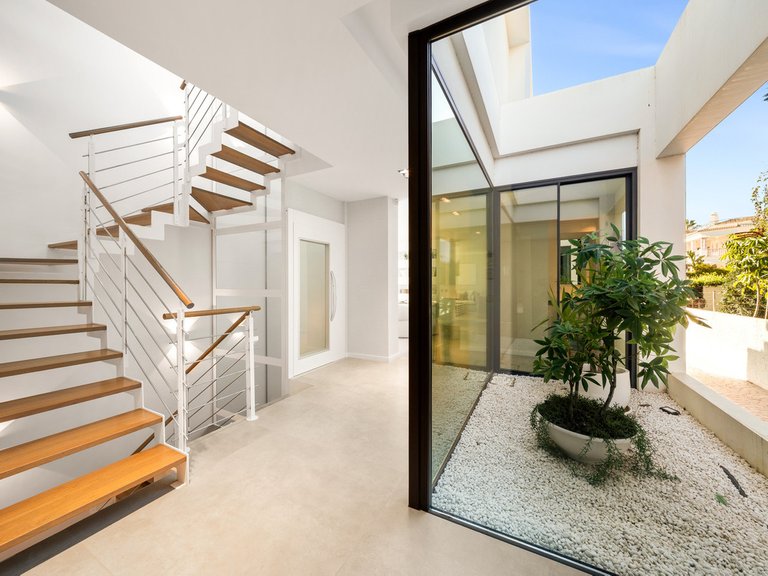 Villa for Sale in New Golden Mile, Malaga 7
