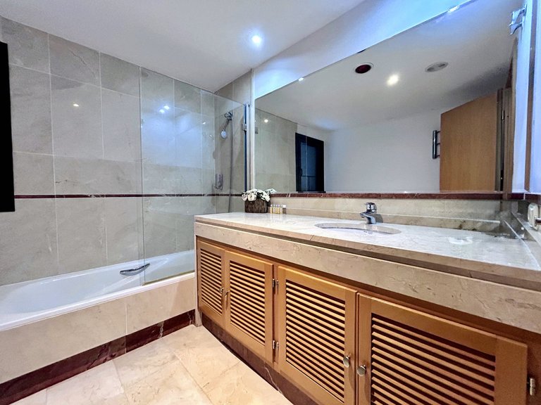 Apartment for Sale in Puerto Banús, Malaga 13