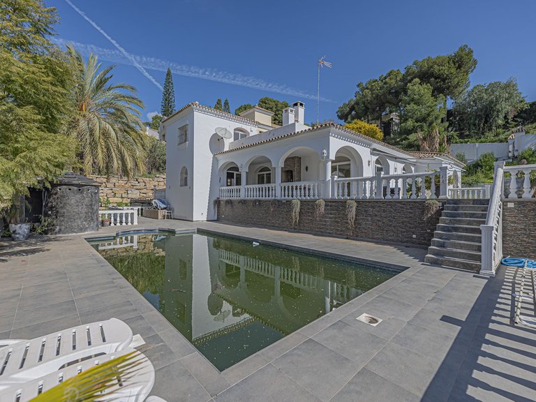 Villa for Sale in El Paraiso, Malaga 1