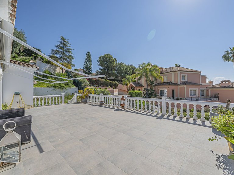 Villa for Sale in El Paraiso, Malaga 14