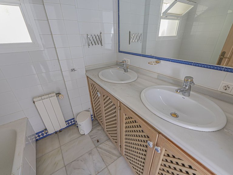 Villa for Sale in El Paraiso, Malaga 16