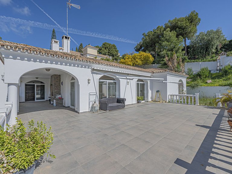 Villa for Sale in El Paraiso, Malaga 4