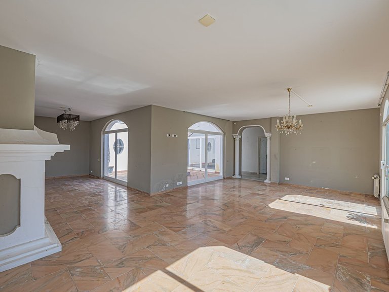Villa for Sale in El Paraiso, Malaga 6